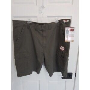 MEN'S WRANGLER GREEN CARGO SHORTS. SIZE 46. NEW!